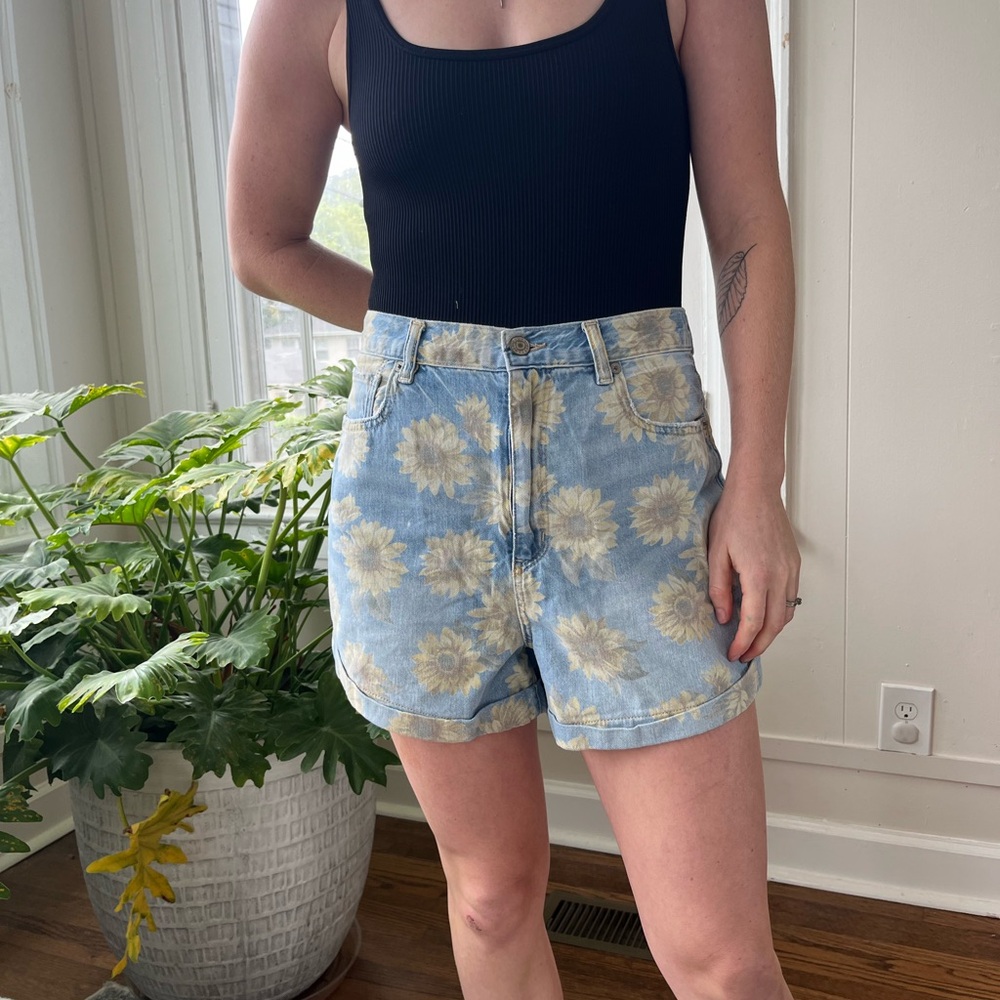 American Eagle “Mom Short” Sunflowers